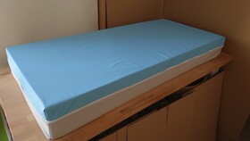 Nepremokavý matrac jednostranne, modrý poťah